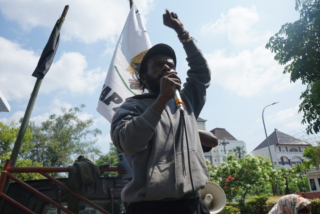 Koordinator lapangan aksi, Melky tengah berorasi menyampaikan kekecewaannya terhadap kekerasan yang dilakukan oleh aparat keamanan negara di Papua. (Rabu, 28/05/2025) [Lidwina/BP2M]