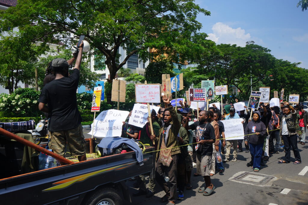 Sekelompok massa aksi melakukan long march sambil mengangkat poster tuntutannya di sekitar Simpang Lima, Kota Semarang. (Rabu, 28/05/2025) [Lidwina/BP2M]