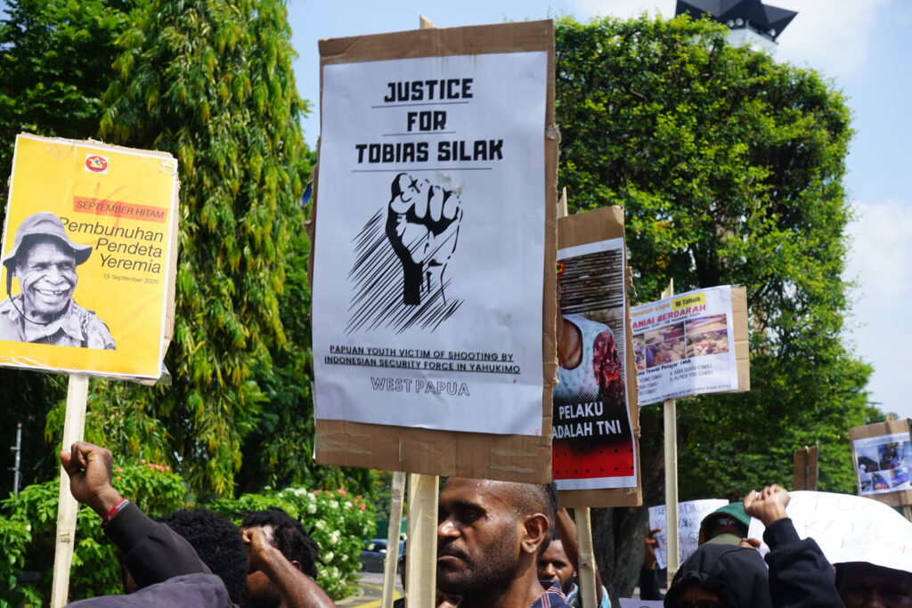 Seorang massa aksi membawa posternya yang bertuliskan “Justice For Tobias Siak”. (Rabu, 28/05/2025) [Lidwina/BP2M]
