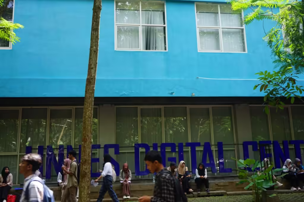 Tampak para peserta UTBK dan pendampingnya yang melintas depan gedung ujian (Rabu, 23 April 2025) [Puji/BP2M]