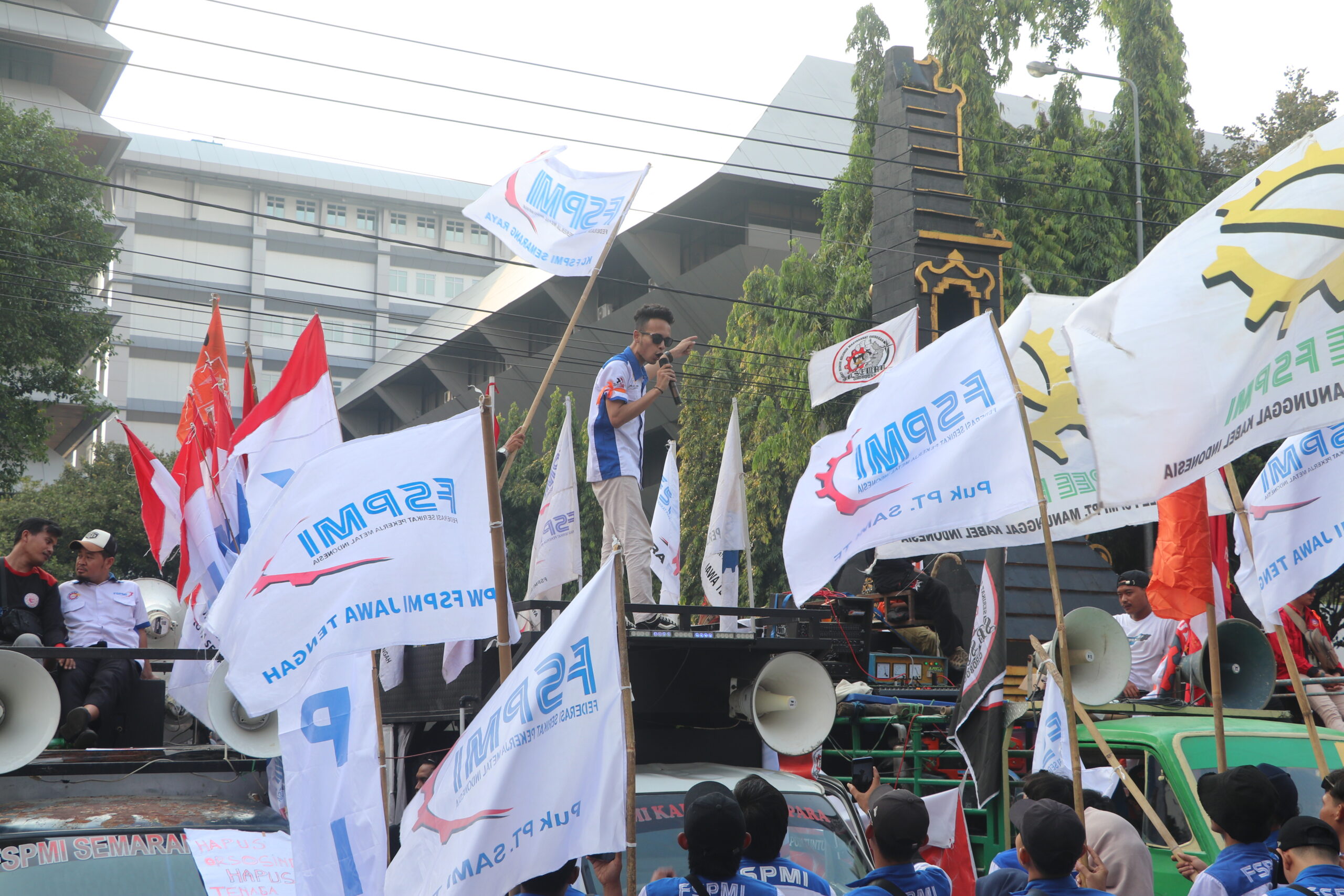 Seorang buruh dari Federasi Serikat Pekerja Metal Indonesia (FSPMI) sedang berorasi menuntut keadilan sosial bagi buruh. (Kamis,01/05/2025) [Vittorio/Magang BP2M]