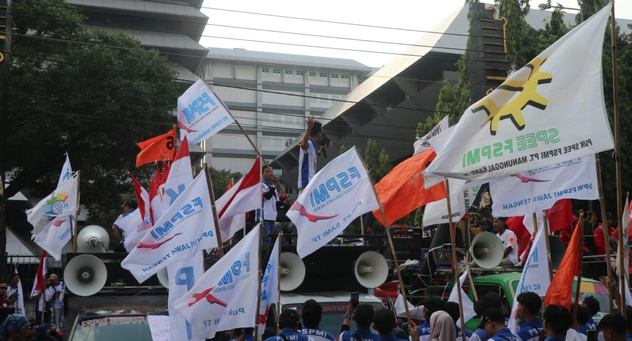 Perwakilan buruh melakukan orasi di depan gedung DPRD Jawa Tengah (01/05/2025) [Vittorio/Magang BP2M]