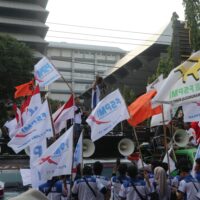 Perwakilan buruh melakukan orasi di depan gedung DPRD Jawa Tengah (01/05/2025) [Vittorio/Magang BP2M]