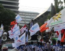 Perwakilan buruh melakukan orasi di depan gedung DPRD Jawa Tengah (01/05/2025) [Vittorio/Magang BP2M]