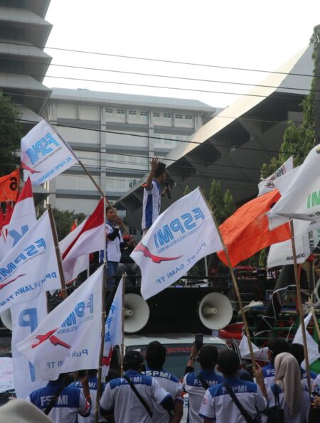 Perwakilan buruh melakukan orasi di depan gedung DPRD Jawa Tengah (01/05/2025) [Vittorio/Magang BP2M]