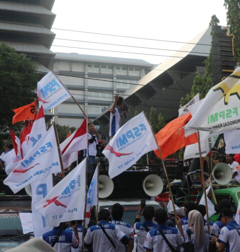 Perwakilan buruh melakukan orasi di depan gedung DPRD Jawa Tengah (01/05/2025) [Vittorio/Magang BP2M]