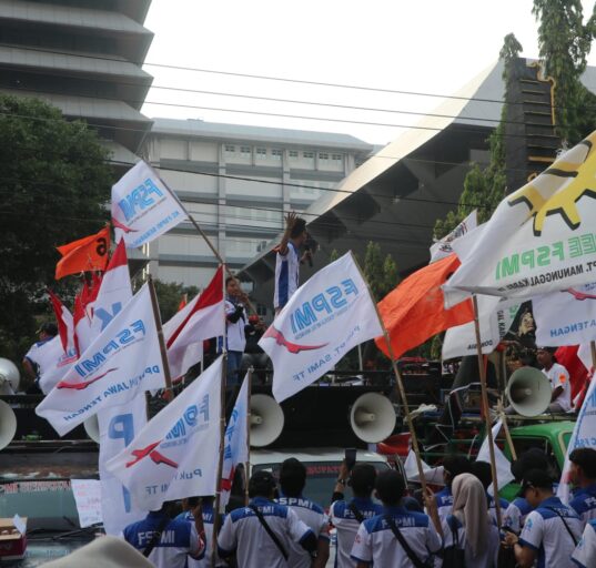 Perwakilan buruh melakukan orasi di depan gedung DPRD Jawa Tengah (01/05/2025) [Vittorio/Magang BP2M]