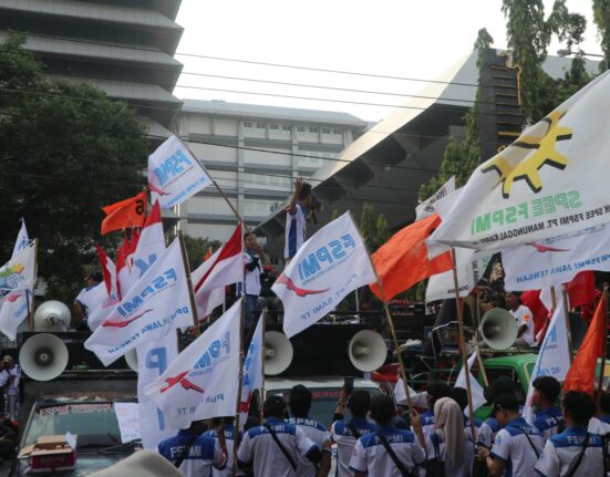 Perwakilan buruh melakukan orasi di depan gedung DPRD Jawa Tengah (01/05/2025) [Vittorio/Magang BP2M]