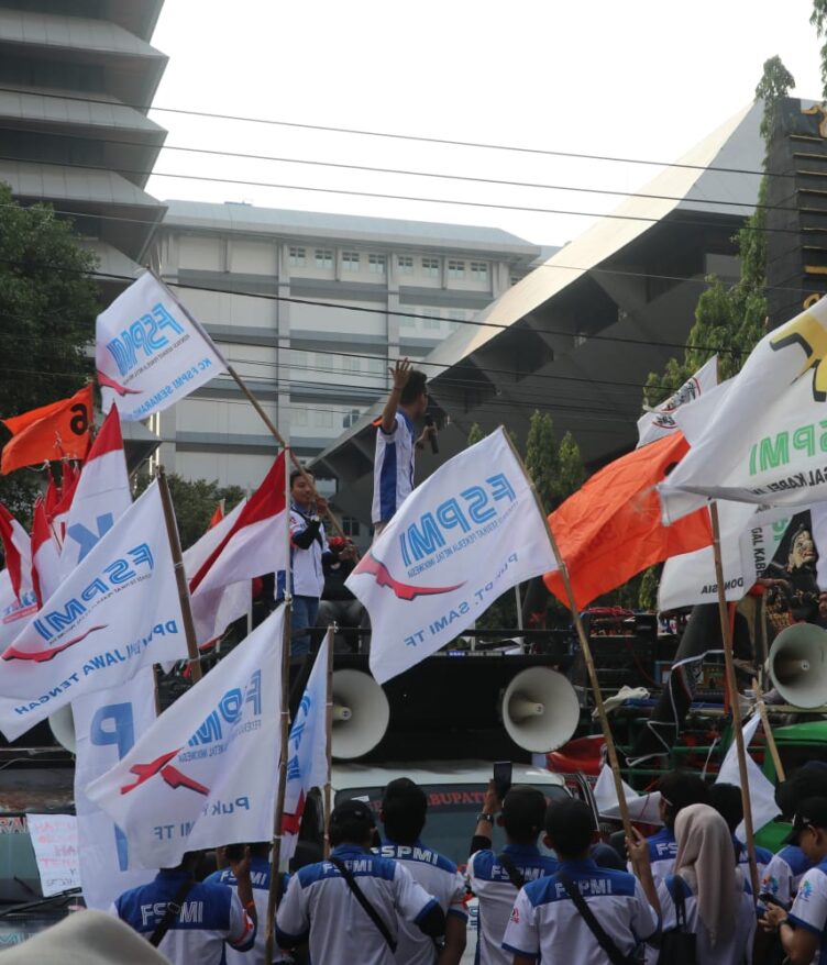 Perwakilan buruh melakukan orasi di depan gedung DPRD Jawa Tengah (01/05/2025) [Vittorio/Magang BP2M]