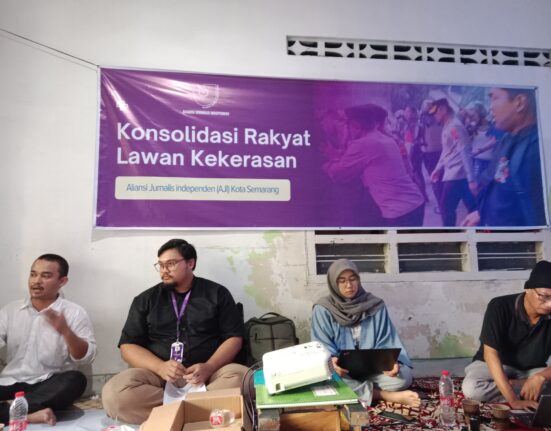 Para narasumber dan salah satu moderator tengah duduk dalam diskusi pada Kamis, (26/06/25) [Lidwina/BP2M]