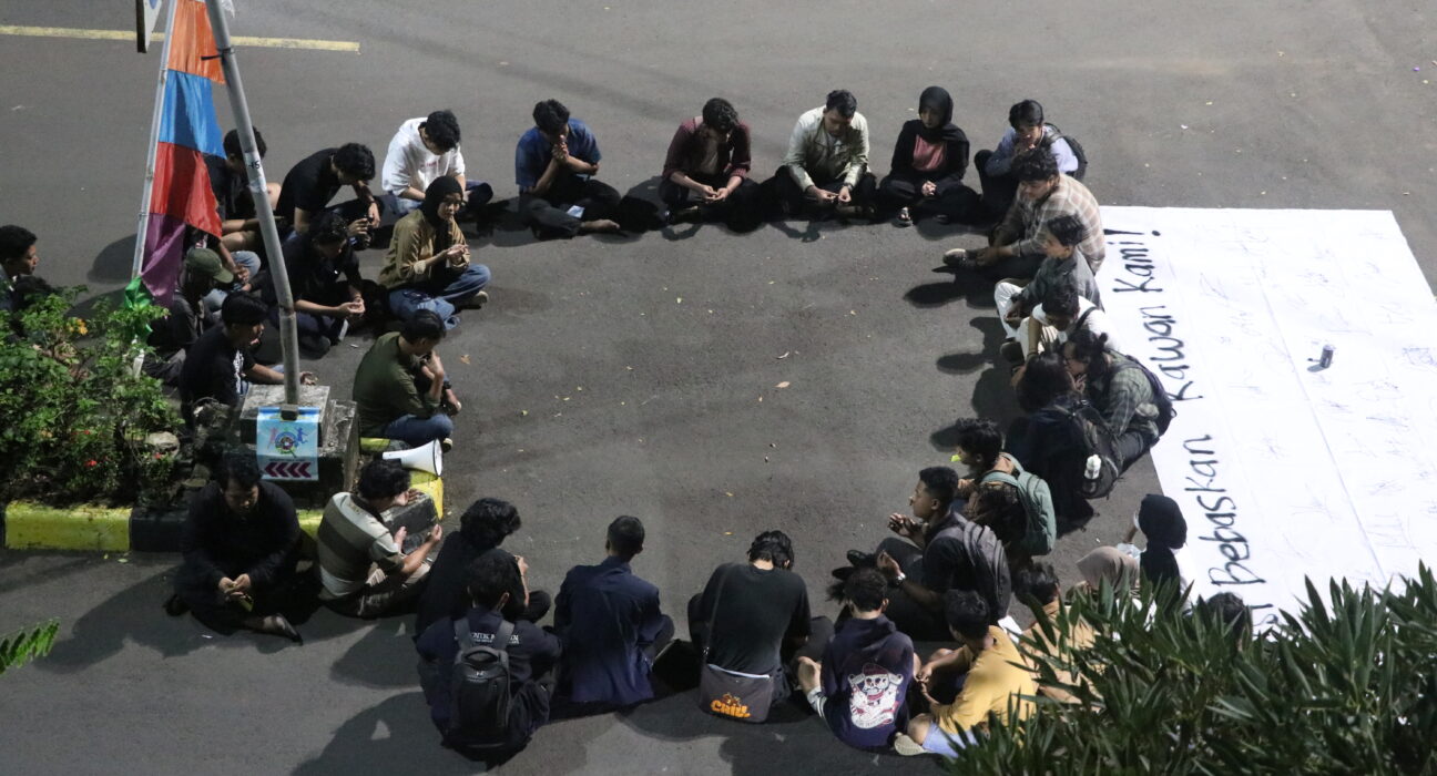 Mahasiswa Unnes sedang berdoa bersama sebagai bentuk dukungan moral. (Kamis, 22/05/2025) [Husein/Magang BP2M]