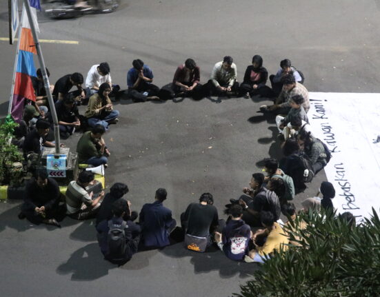 Mahasiswa Unnes sedang berdoa bersama sebagai bentuk dukungan moral. (Kamis, 22/05/2025) [Husein/Magang BP2M]
