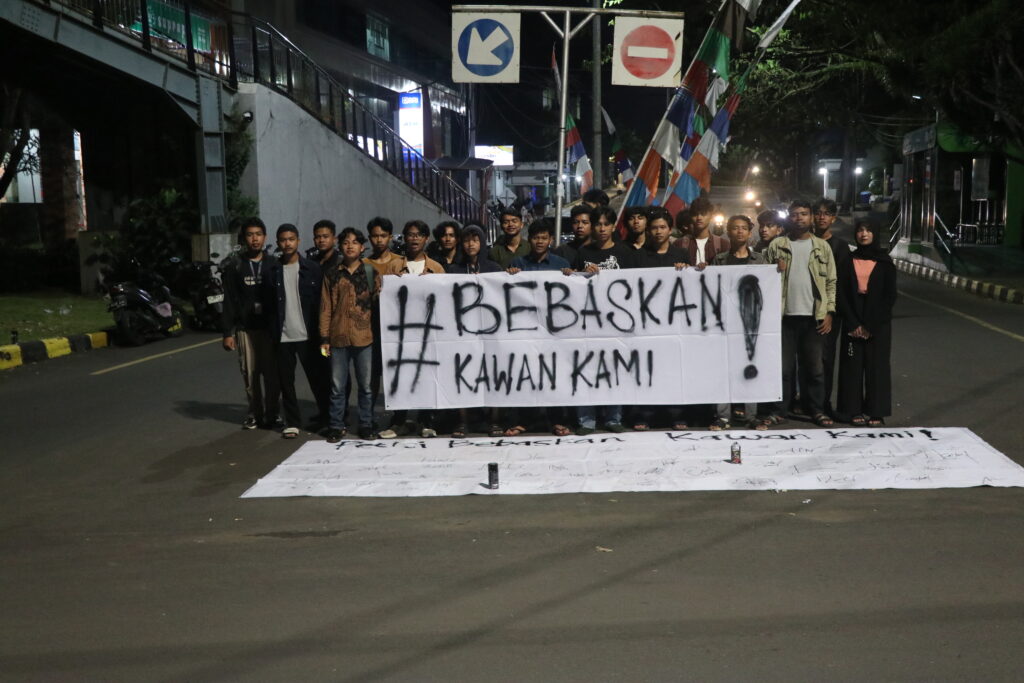 Massa aksi berdiri bersama sebagai bentuk solidaritas terhadap kawan mereka yang nantinya tetap akan menjalani proses hukum. (Kamis,19/07/25) [Adiel/Magang BP2M]
