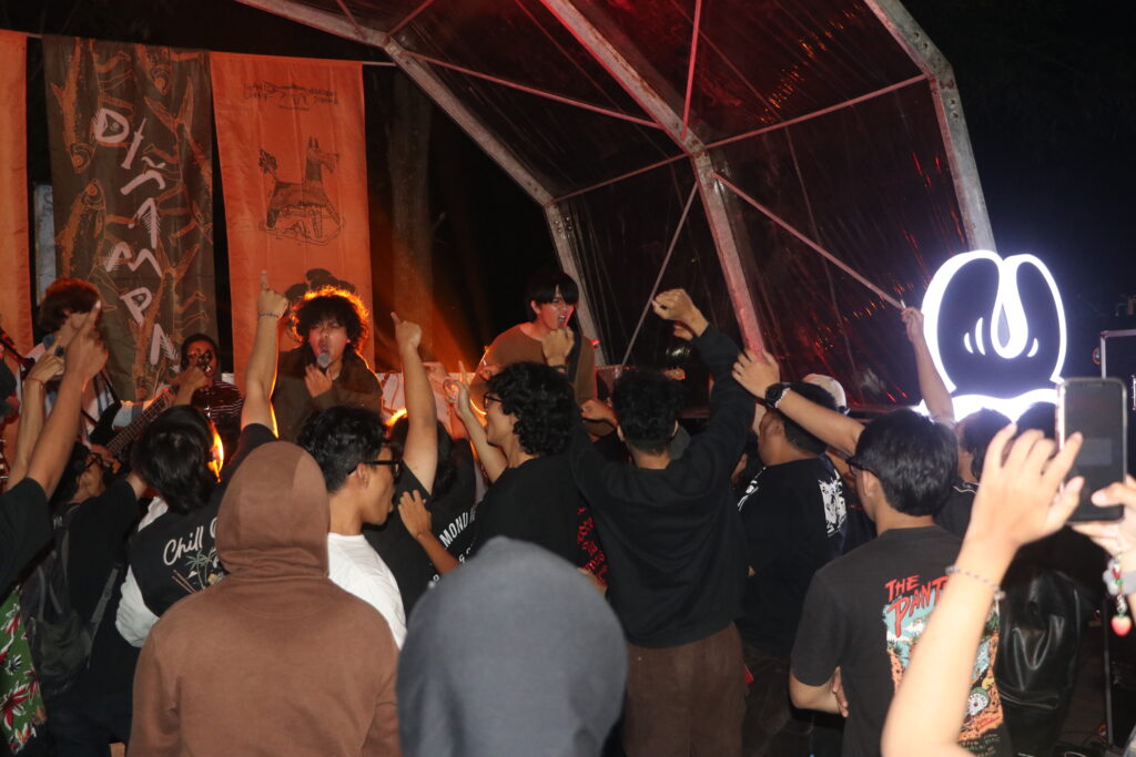 Kemeriahan saat The Sunner membawakan lagu “Revolution”. (Minggu, 22/06/2025) [Haidar/Magang BP2M]
