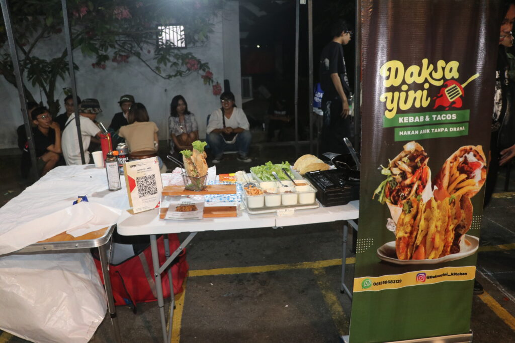 Terdapat juga berbagai tenant makanan di acara Ditampart: Meruang, salah satunya adalah Daksa Yini yang menyediakan kebab dan tacos. (Minggu, 22/06/2025) [Husein/Magang BP2M] 
