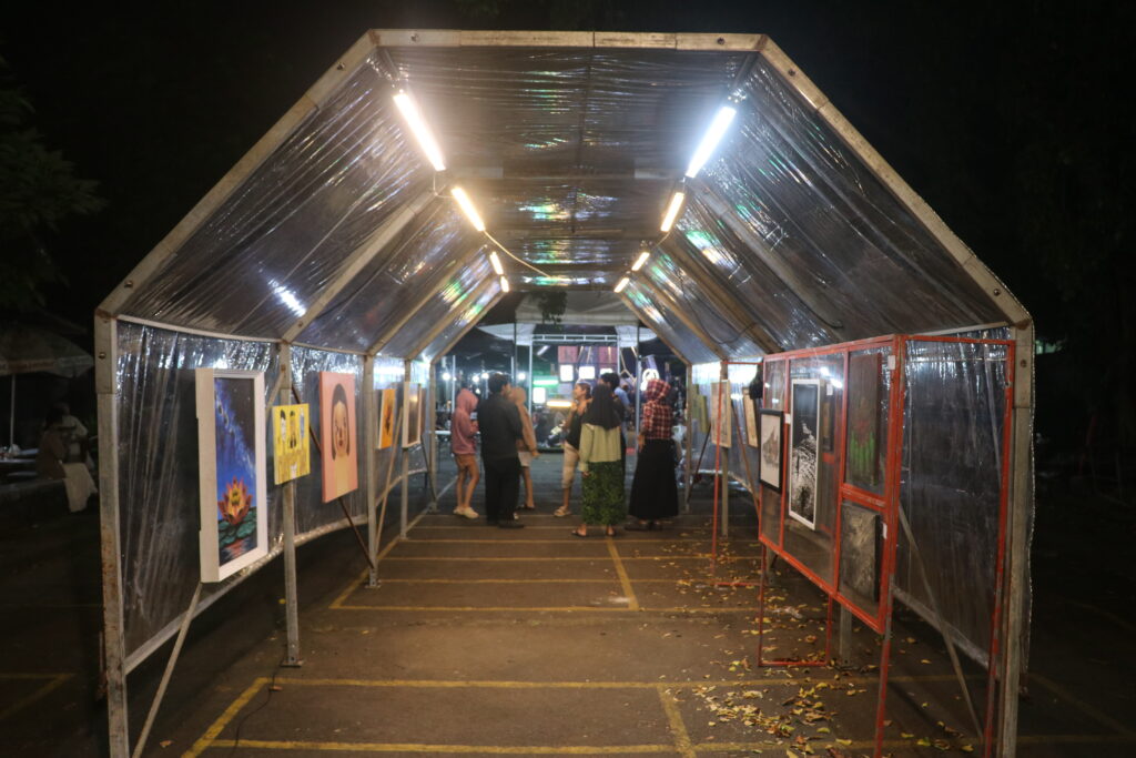 Terdapat instalasi pameran lukisan yang menyambut pengunjung dalam balutan lorong (Minggu, 22/06/2025) [Husein/Magang BP2M]

