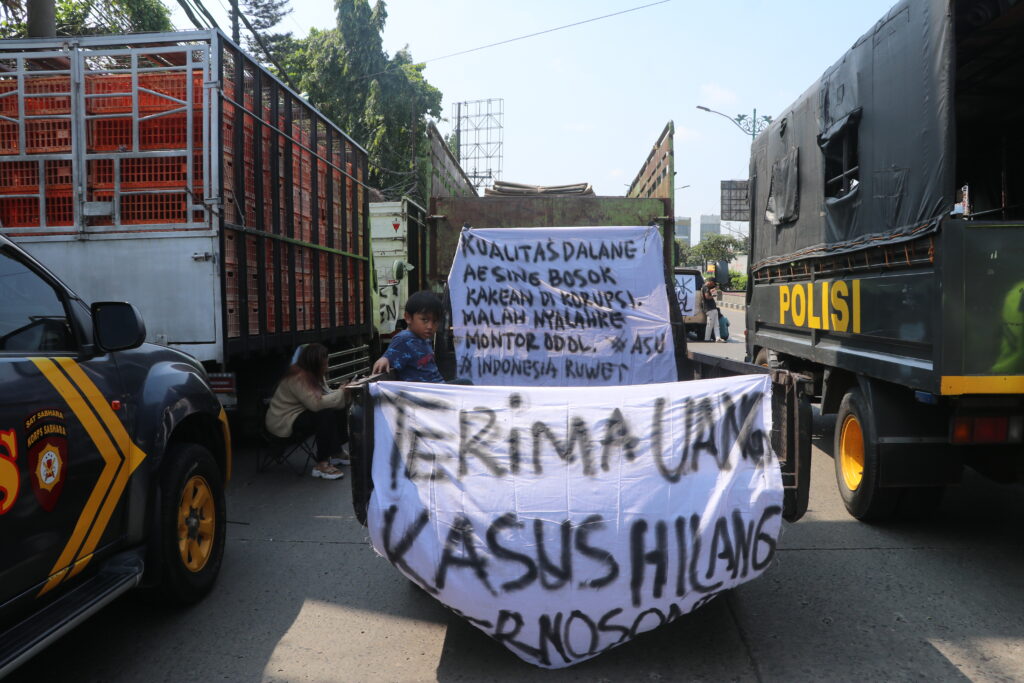 Sebuah truk pickup yang dihiasi spanduk sebagai bentuk keresahan yang

bertuliskan dalam bahasa Jawa “Kualitas dalane ae sing bosok kakean dikorupsi. Malah nyalahke montor odol” Senin (23/06/25) [Lidwina/BP2M]