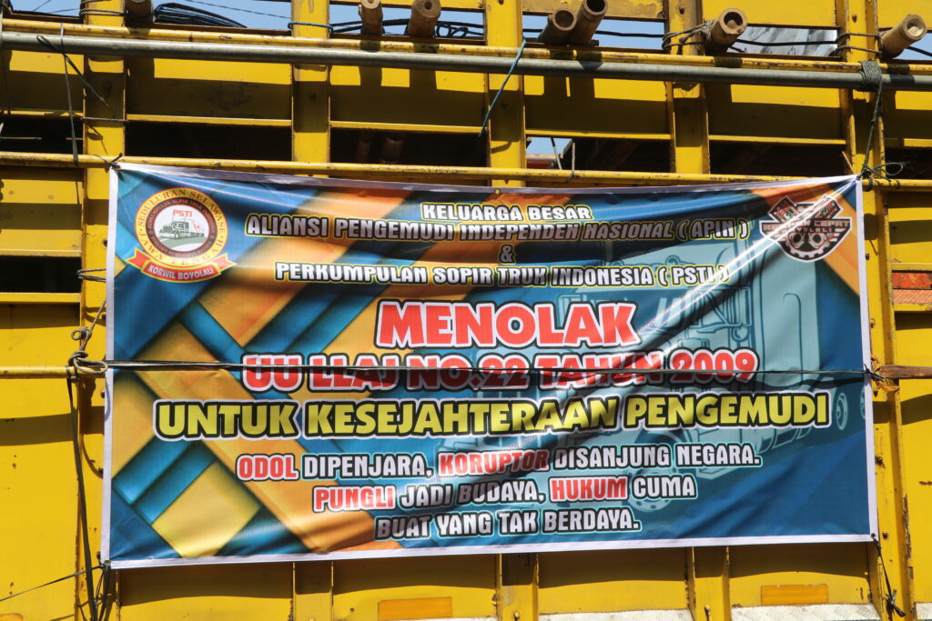 Suasana jalan yang penuhi rombongan truk odol yang akan membubarkan diri pasca aksi ODOL, Senin (23/06/25) [Lidwina/BP2M]