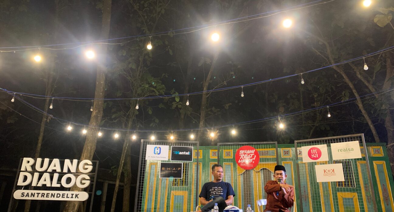 Fahruddin Faiz dan Ikhwan Syaifulloh yang tengah berhadapan dengan peserta dialog (Lidwina/BP2M)
