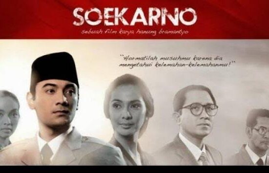 Pengibaran bendera merah putih diiringi lagu Indonesia Raya setelah pembacaan naskah proklamasi (Sumber: Film Soekarno Indonesia Merdeka, 2013)