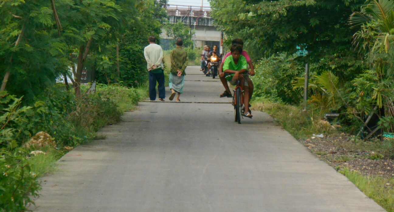 Suasana pagi hari di Tambakrejo, tampak anak-anak bersepeda pagi dan orang-orang berjalan santai menikmati suasana sejuk di Tambakrejo, (Sabtu,17/05/25) [Retno/ BP2M]