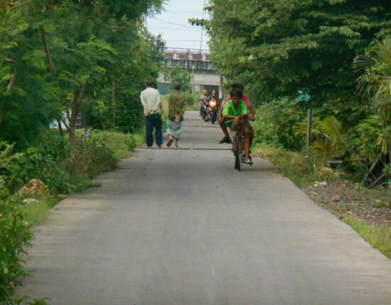 Suasana pagi hari di Tambakrejo, tampak anak-anak bersepeda pagi dan orang-orang berjalan santai menikmati suasana sejuk di Tambakrejo, (Sabtu,17/05/25) [Retno/ BP2M]