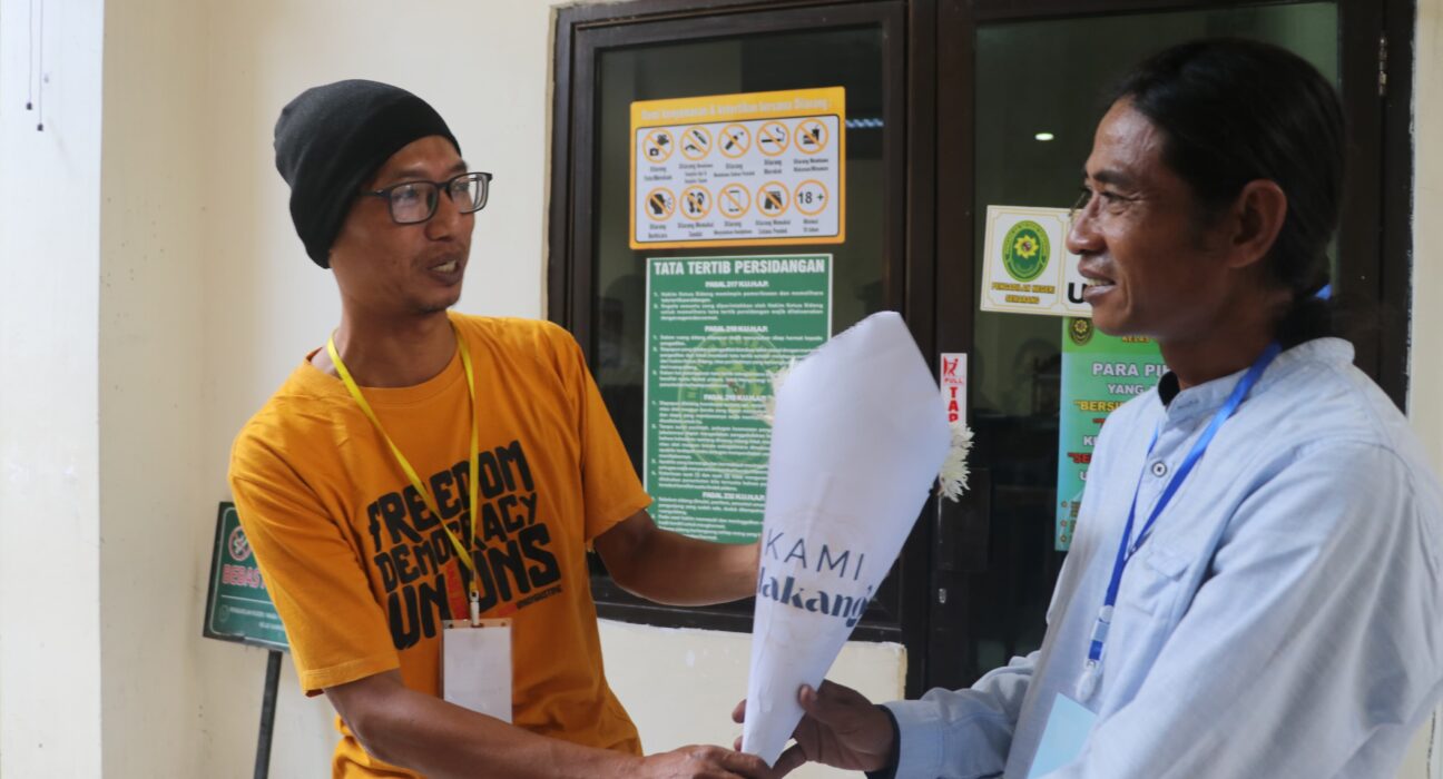 AJI Kota Semarang memberikan bunga krisan putih untuk orang tua Gamma pada Selasa, (01/07/2025) sebagai bentuk dukungan moral [Lidwina/BP2M]