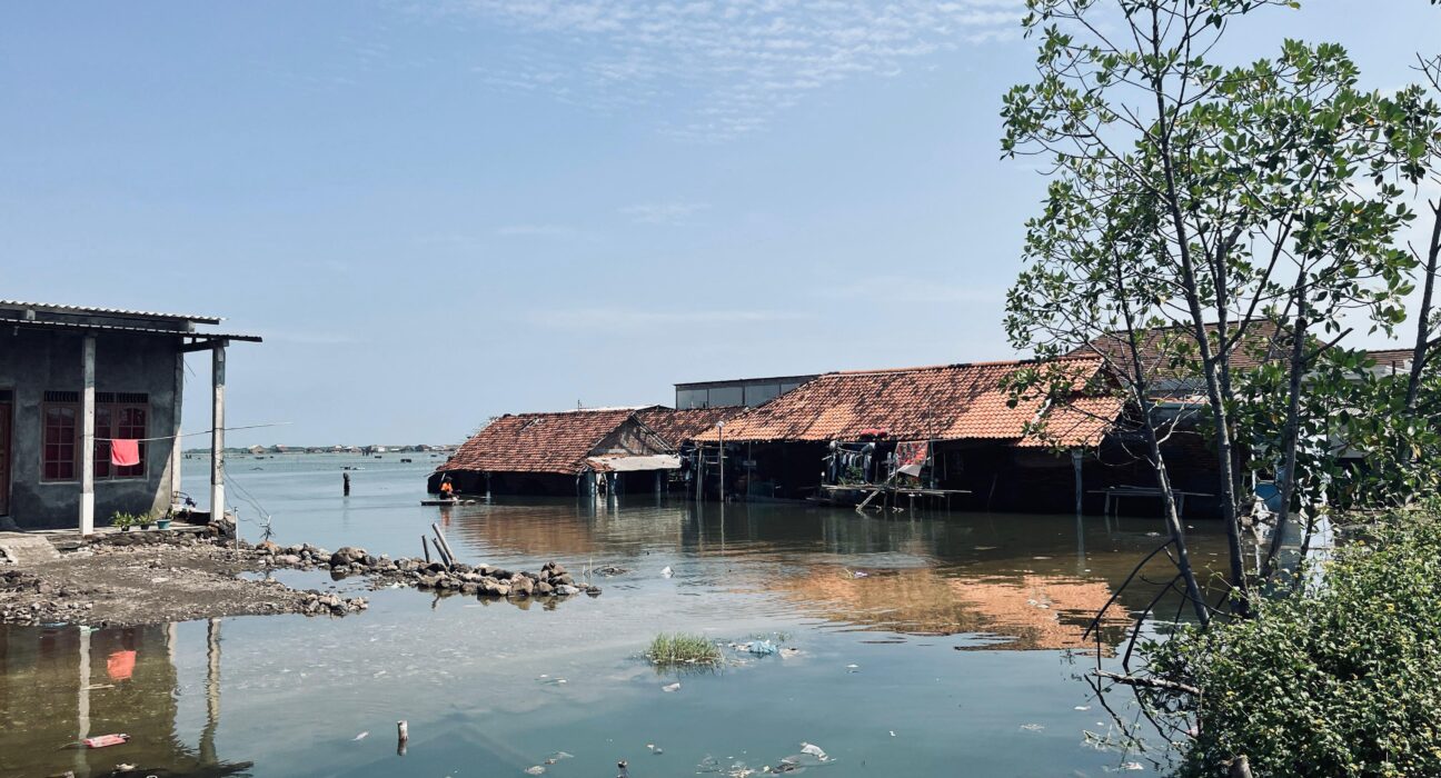 Rumah warga terendam rob pada Senin (2/06/2025) [Cezar Bravo]