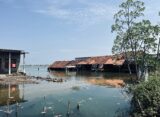 Rumah warga terendam rob pada Senin (2/06/2025) [Cezar Bravo]