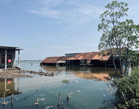 Rumah warga terendam rob pada Senin (2/06/2025) [Cezar Bravo]