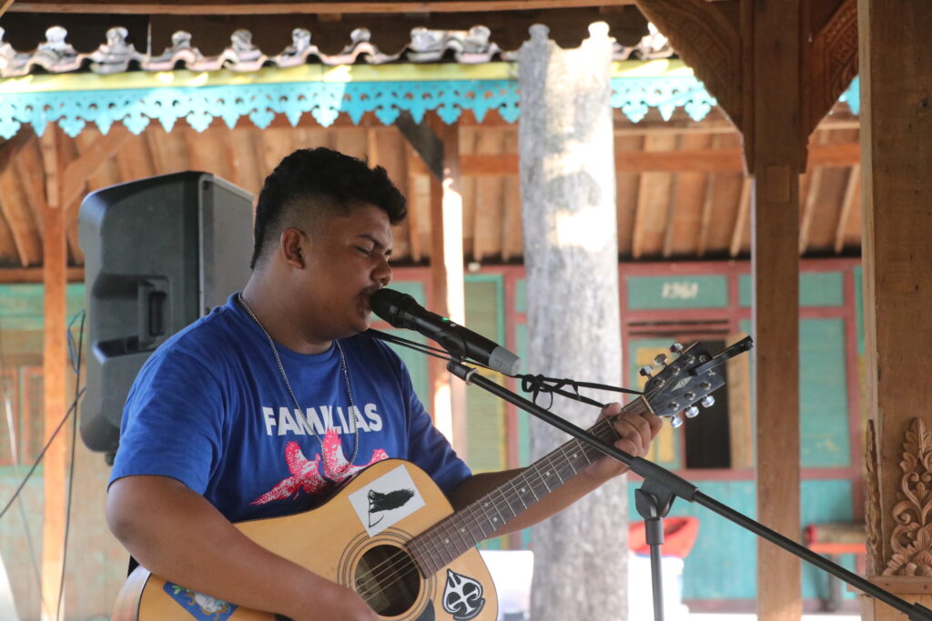 Penampilan berupa nyanyian yang diiringi alunan gitar sebelum diskusi dimulai (Selasa, 01/07/2025) [Nayna/BP2M]
