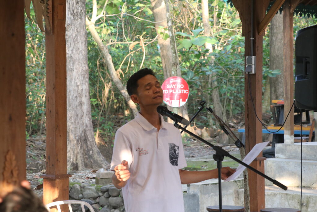 Pembacaan puisi oleh Heri diiringi alunan musik yang didedikasikan untuk Almarhum Gamma, korban penembakan polisi (Selasa, 01/07/2025) [Sultan/BP2M]
