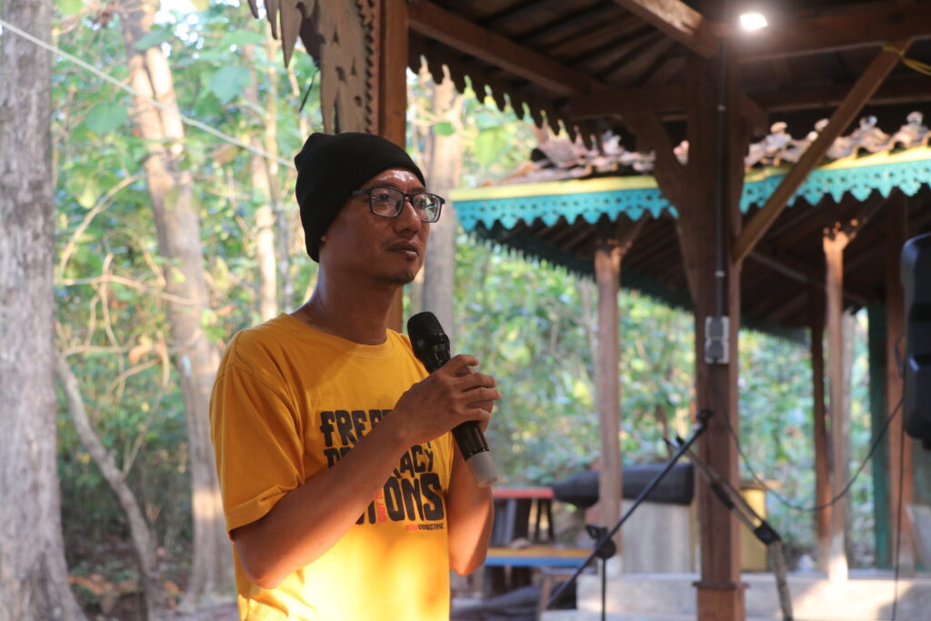 Aris Mulyawan sebagai Ketua Aliansi Jurnalis Independen (AJI) Kota Semarang menyampaikan sambutan sebelum sesi diskusi dimulai (Selasa, 01/07/2025) [Sultan/BP2M]