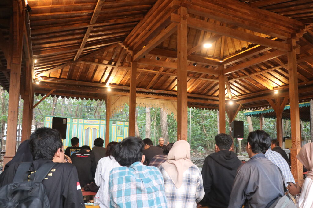 Para peserta diskusi yang sedang menyimak pemaparan kasus Almarhum Iwan Budi dari Yunantyo yang adalah kuasa hukum Almarhum Iwan Budi (Selasa, 01/07/2025) [Sultan/BP2M]

