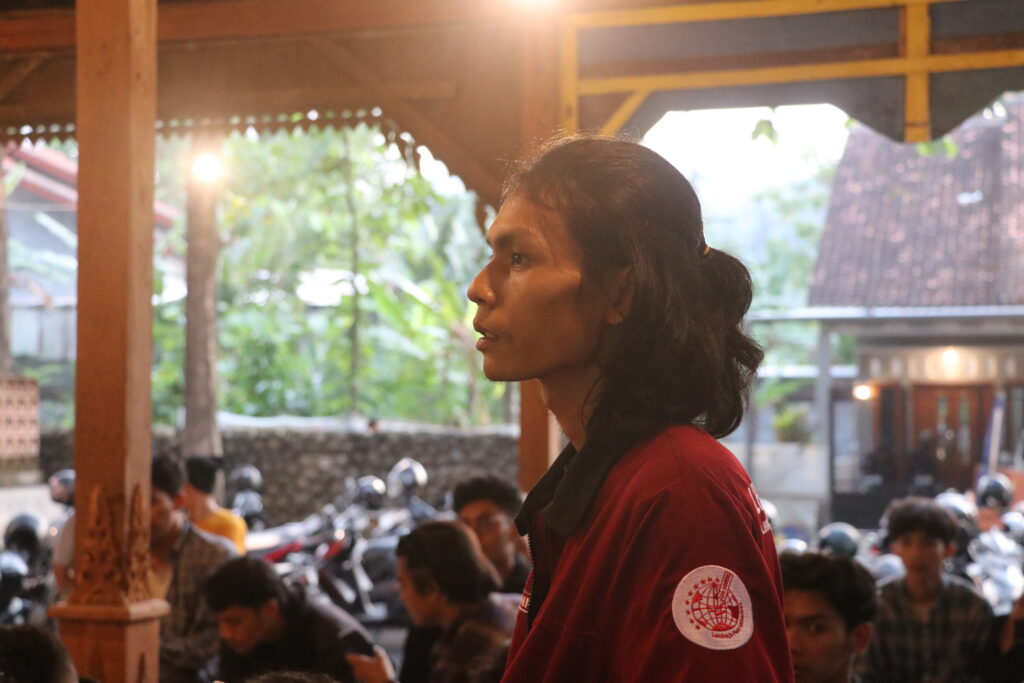 Salah satu peserta diskusi tengah bertanya saat sesi tanya-jawab dalam diskusi berlangsung (Selasa, 01/07/2025) [Sultan/BP2M]
