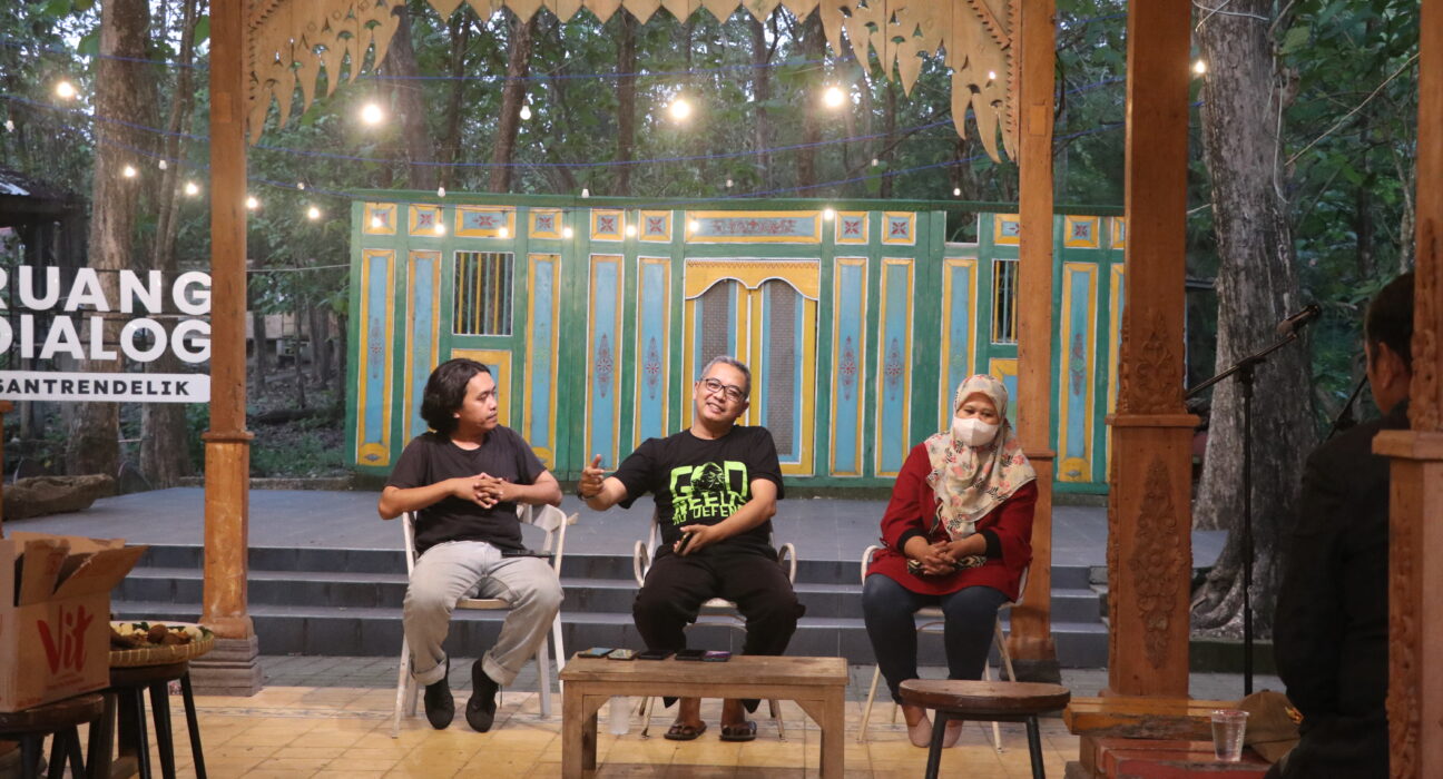 Sesi diskusi bersama Yunantyo selaku kuasa hukum Iwan Budi dan Poniyem selaku istri dari Darso yang keduanya merupakan korban kekerasan aparat (Selasa, 01/07/2025) [Nayna/BP2M]