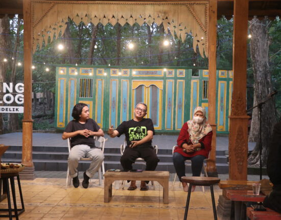 Sesi diskusi bersama Yunantyo selaku kuasa hukum Iwan Budi dan Poniyem selaku istri dari Darso yang keduanya merupakan korban kekerasan aparat (Selasa, 01/07/2025) [Nayna/BP2M]