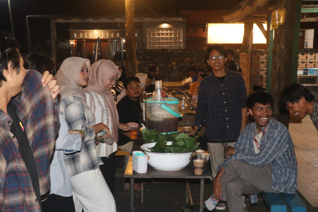 Para peserta diskusi yang sedang menunggu untuk mengambil makanan pada sesi berikutnya (Selasa, 01/07/2025) [Sultan/BP2M]

