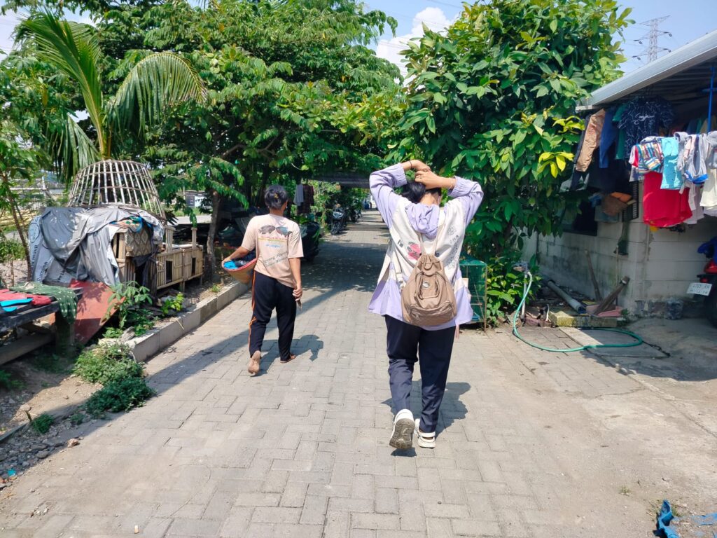 Pukul 10.33 WIB Zahro (sebelah kiri) menenteng tudung selepas mencari lur, (Sabtu, 31/05/25) [Retno/BP2M]
