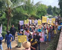 Aksi warga dalam menolak keberadaan tambang di Dukuh Toplek dan Pendem (Sumber: dokumentasi warga)