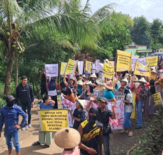 Aksi warga dalam menolak keberadaan tambang di Dukuh Toplek dan Pendem (Sumber: dokumentasi warga)