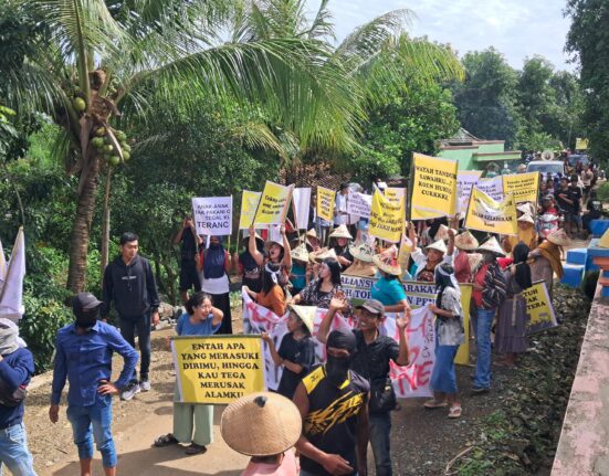 Aksi warga dalam menolak keberadaan tambang di Dukuh Toplek dan Pendem (Sumber: dokumentasi warga)