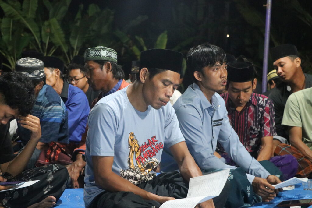 Seorang warga sedang membaca doa untuk dukuh mereka (Sultan/BP2M)