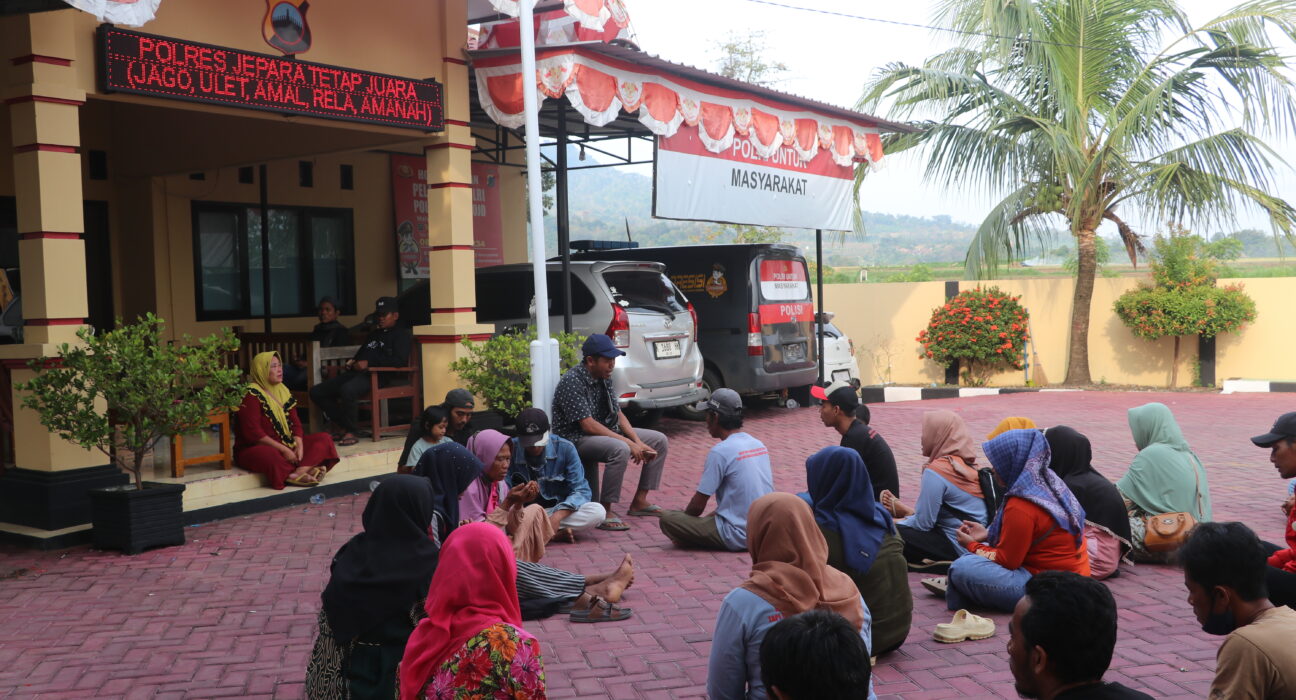 Warga Dukuh Toplek dan Pendem gelar doa bersama untuk ketenangan warga yang tengah diperiksa (Lidwina/ BP2M)
