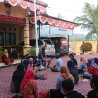 Warga Dukuh Toplek dan Pendem gelar doa bersama untuk ketenangan warga yang tengah diperiksa (Lidwina/ BP2M)