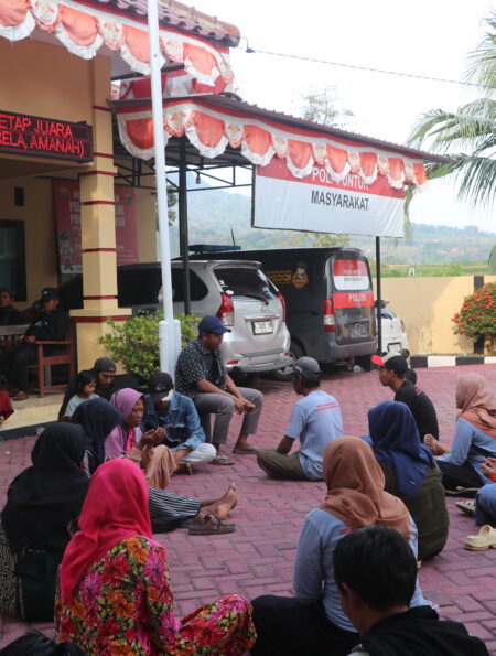 Warga Dukuh Toplek dan Pendem gelar doa bersama untuk ketenangan warga yang tengah diperiksa (Lidwina/ BP2M)