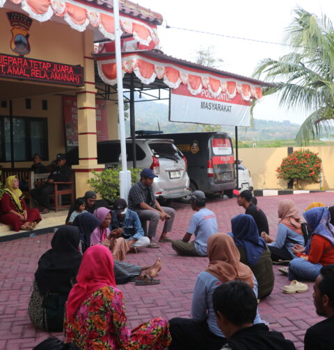 Warga Dukuh Toplek dan Pendem gelar doa bersama untuk ketenangan warga yang tengah diperiksa (Lidwina/ BP2M)