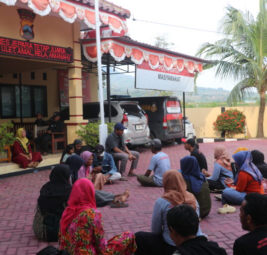 Warga Dukuh Toplek dan Pendem gelar doa bersama untuk ketenangan warga yang tengah diperiksa (Lidwina/ BP2M)