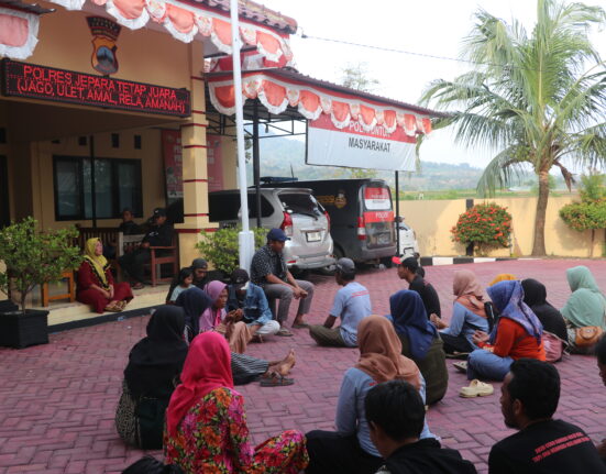 Warga Dukuh Toplek dan Pendem gelar doa bersama untuk ketenangan warga yang tengah diperiksa (Lidwina/ BP2M)