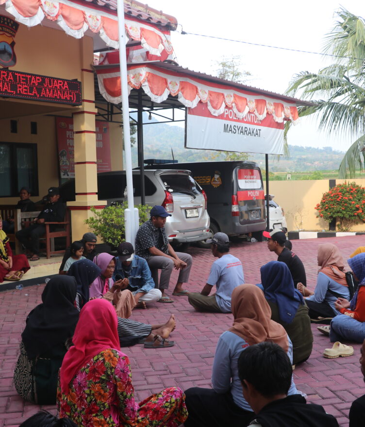 Warga Dukuh Toplek dan Pendem gelar doa bersama untuk ketenangan warga yang tengah diperiksa (Lidwina/ BP2M)